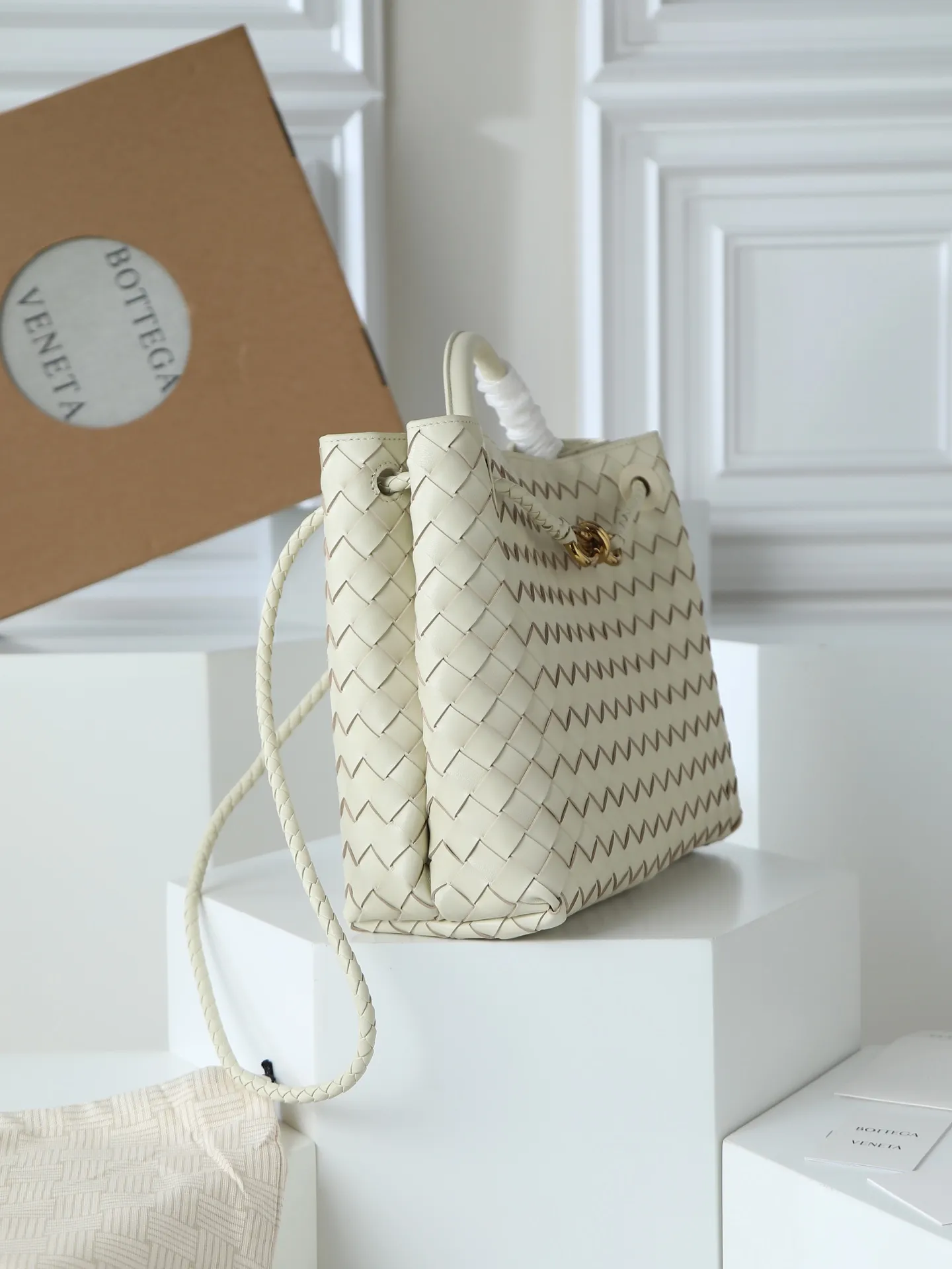1550. Andiamo is shipping‼ ️Really popular🔥The new Andiamo woven handbag launched by Bottega Veneta this season is really popular all over the world! ! Celebrities at home and abroad have worn it, and Oscar-winning actress Michelle Yeoh has taken it out on the street. Song Jia, Trai Yala, Yu Feihong, Sanji Ayaka, Rosie Hunting-Whiteley, Yoshioka Riho, etc. have all worn this bag. It is classic and versatile and shows off your temperament, and the bag capacity is also large, which is very convenient for daily commuting! ! A variety of carrying methods, the shoulder straps can be adjusted by yourself, the original lambskin feels soft and delicate, and the unisex style breaks gender boundaries and brings a more practical and longer-lasting use experience. Andiamo, which has both elegant and casual styles, perfectly interprets the true appearance of "fashionable old money style". Style number: 766016 Size: 32*24*12
